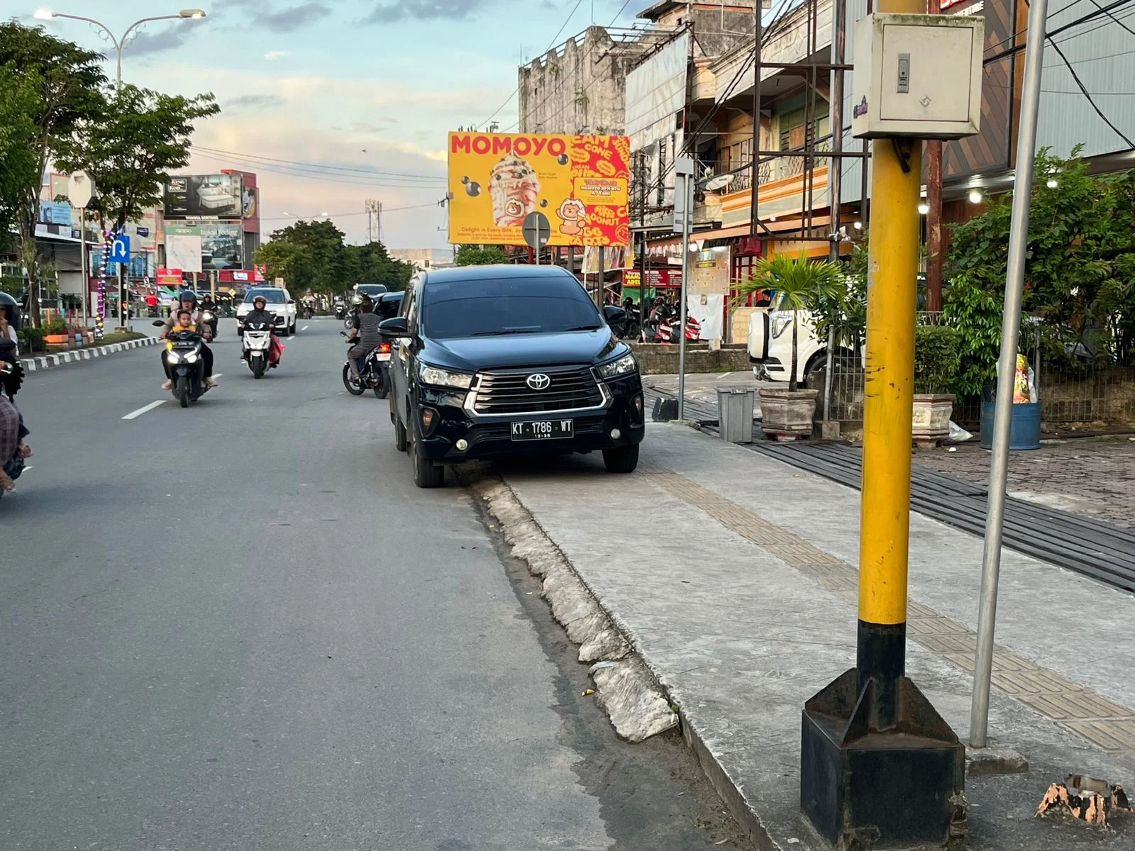 Bikin Geram Pejalan Kaki! Parkir Sembarangan di Trotoar Siap-siap Denda Rp 250 Ribu