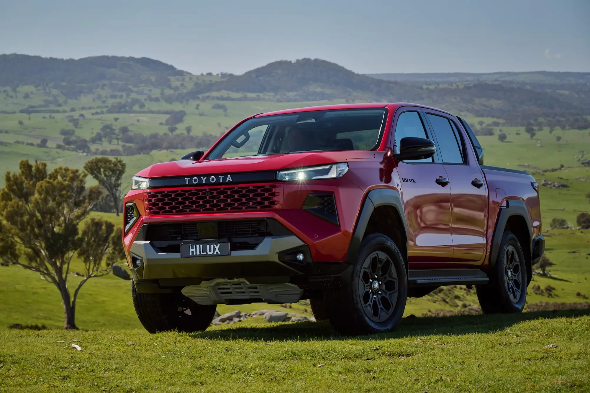 Toyota New Hilux Meluncur di Indonesia, Hadir Varian Battery EV! – Dominasi Segmen Pikap 4×4 Terancam?