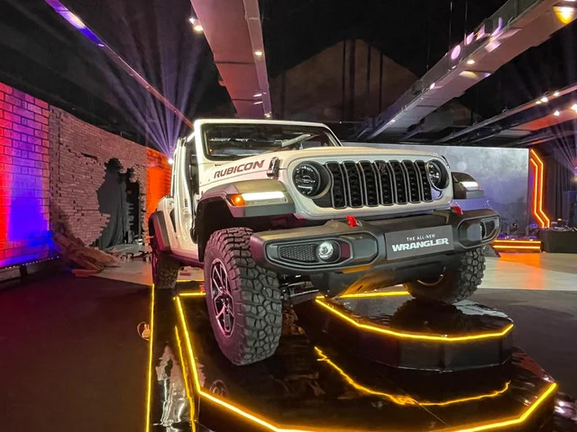 Kejutan Emas di Tanah Air: Jeep Wrangler Goldilocks Resmi Meluncur, Warnanya Eksklusif!